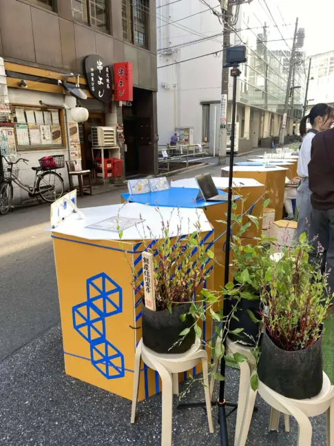 鍛冶弐ウォーカブルプロジェクトに藍のポットが展示されました  [2025-10-16・17・23・24]